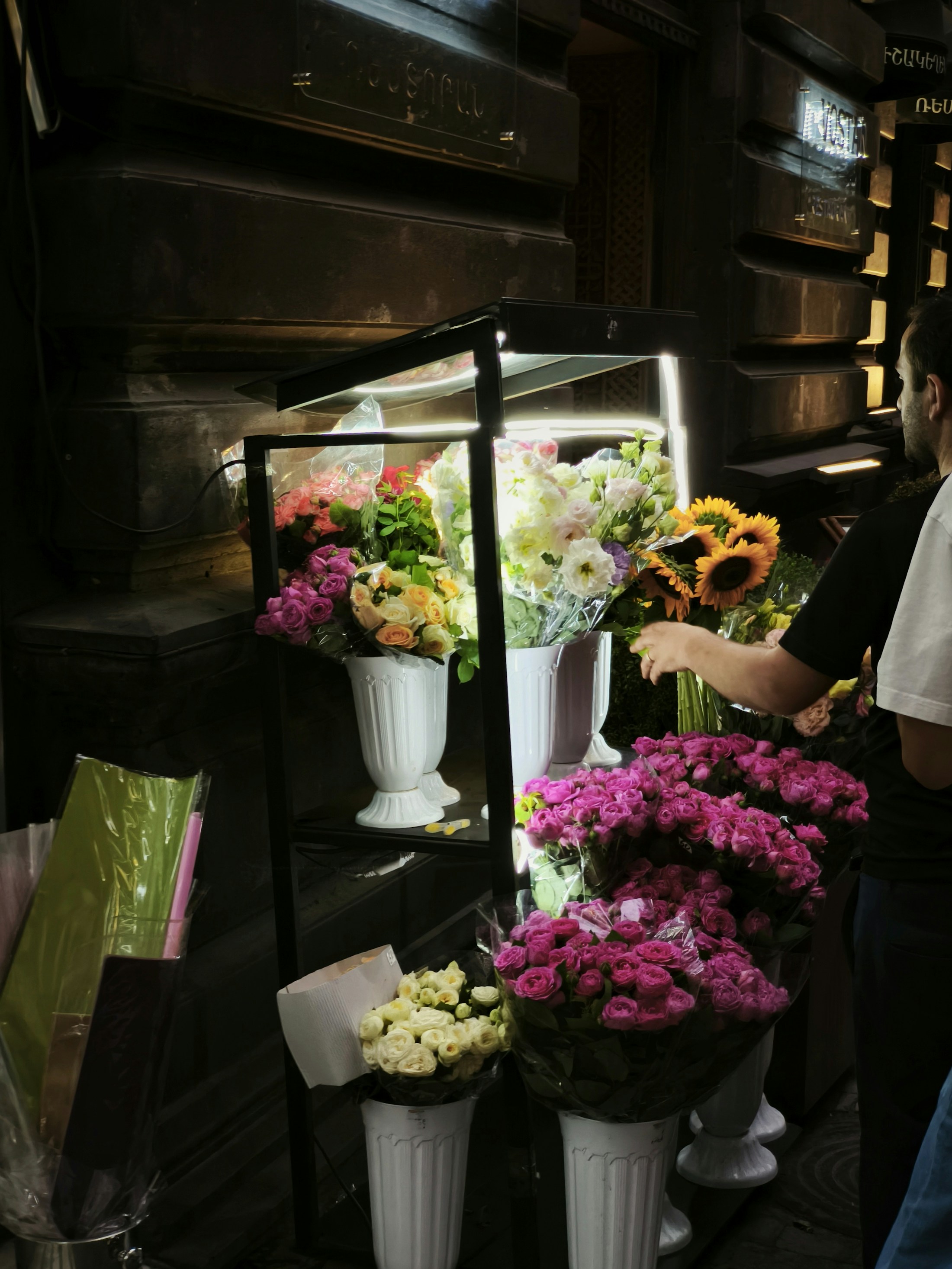 Buketter og farverige blomster i en blomsterbutik